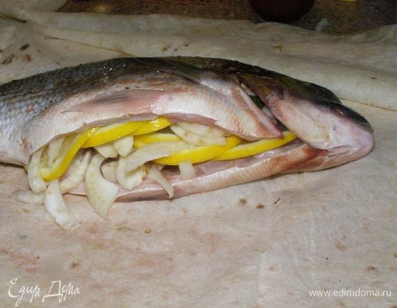 В брюшки вложим эстрагон, фенхель и лимон. Снаружи смажем маслом