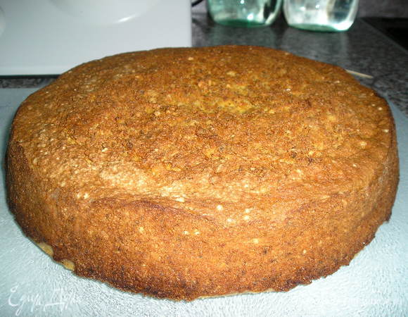 Вынуть  пирог  из  формы, остудить. В  небольшом  казаночке  растопить  на  огне  сливки  и  белый  шоколад. Немного  охладить, полить  сверху  пирог. Можно  сверху  украсить  грецкими  орехами.