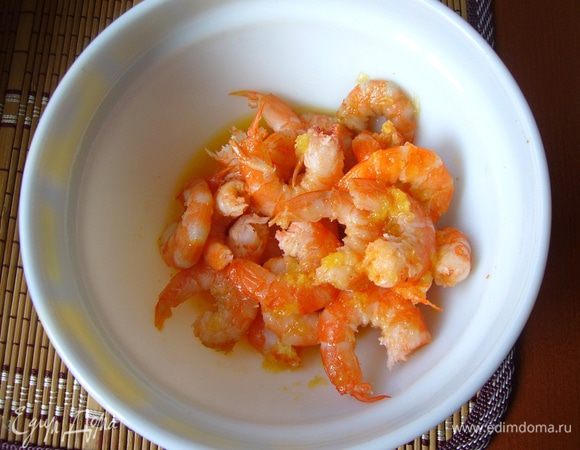 Подготовим начинку. Креветки отварим в подсоленной воде со специями для морепродуктов, 3-5 мин после закипания воды с креветками. Откинем на дуршлаг, почистим. Замаринуем в смеси выжатого сока апельсина и табаско.