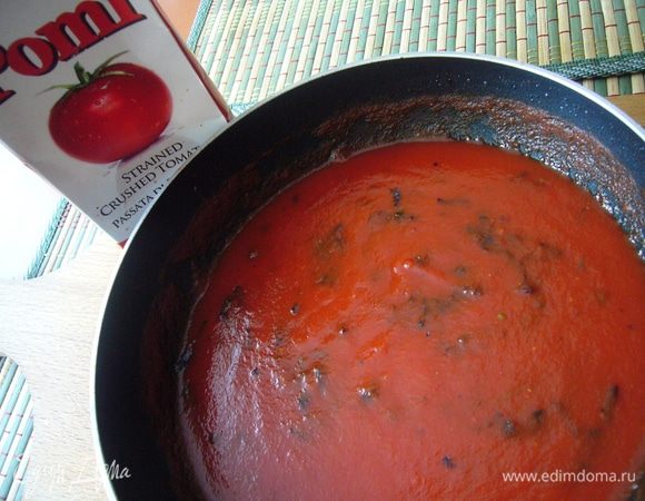 Мидии выложим в чашку, а на той сковороде, где они обжаривались потушим 10 мин томаты с мелко рубленными листьями базилика с добавлением соли, сахара и перца по вкусу.