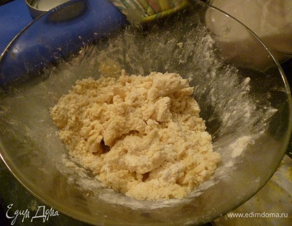 Размягченное масло смешать с мукой и сахаром