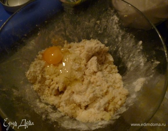 Добавить яйца, все тщательно перемешать. Вымешивать тесто 10 минут! (только тогда вы получите отличный результат!!!).Положить в холодильник на 40 минут