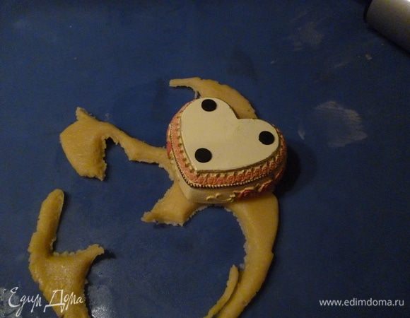 Достать охлажденное тесто, разделить его на 3 части. Раскатать и вырезать формочкой, я еще делала отверстие для веревочки.(я использовала подручный материал, т.к. не нашла нужной формочки!)