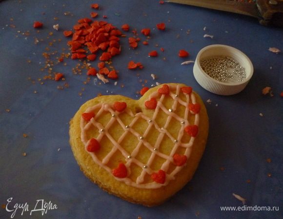  Делаем глазурь: смешиваем сахарную пудру с белком, понемногу добавляя сок лимона и краситель.Далее украшаем.Я использовала кондитерский шприц, а дальше это ваша фантазия. 