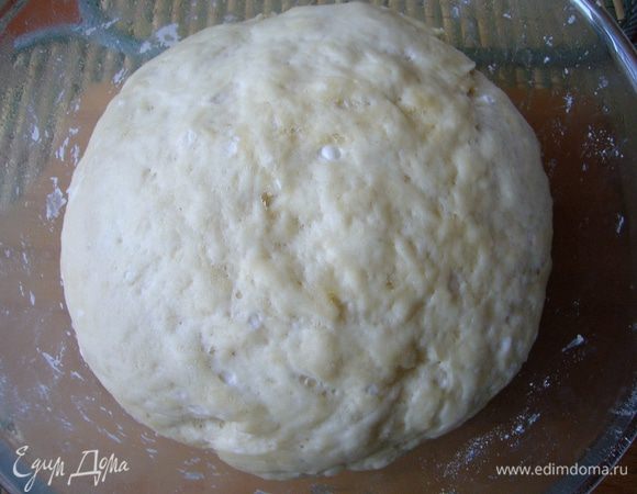 Готовое тесто должно увеличиться в 2-2,5 раза. Обмять его, разделить на 2 части. Можно приготовить 2 пиццы, а можно вторую часть заморозить и использовать по мере надобности, разморозив его в холодильнике.