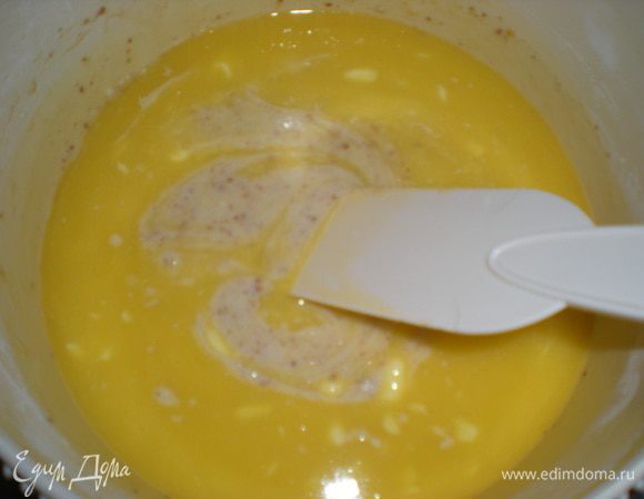 Выливаем теплое масло.Перемешать.