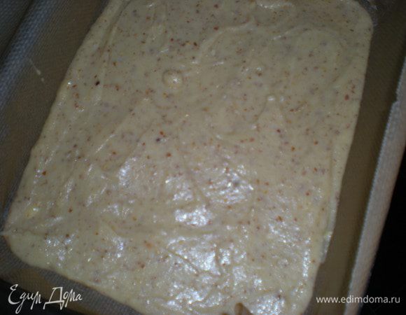 Духовку разогреваем до 170гр.Застилаем противень бумагой и выливаем тесто.