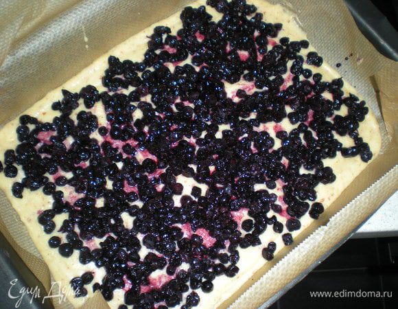 Сверху выкладываем ягоды.