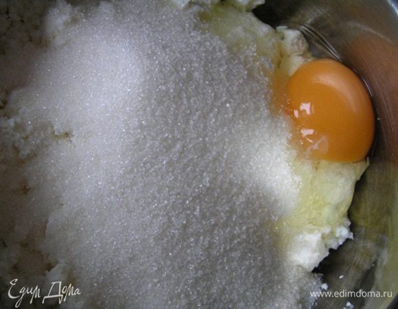 Приготовить начинку. Творог протереть через сито, смешать с яйцом и сахаром.