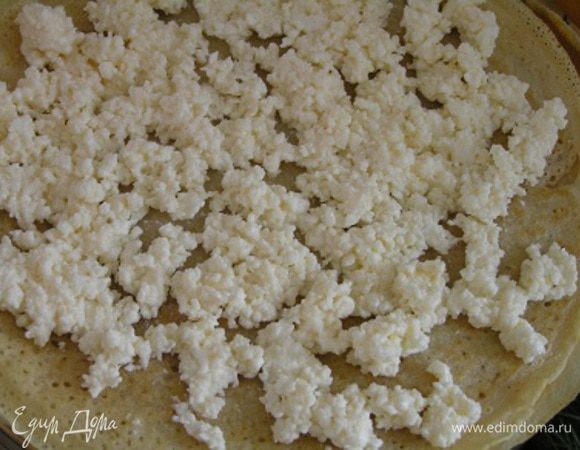 Выложить начинку на каждый охлажденный блинчик,