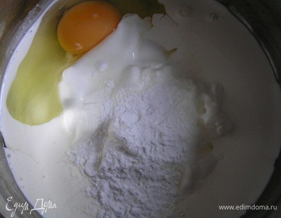 Приготовить заливку. Просто смешать все ингредиенты и немного взбить.