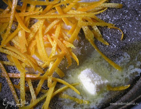 В сковороде растопить сливочное масло, добавить сахар и цедру.