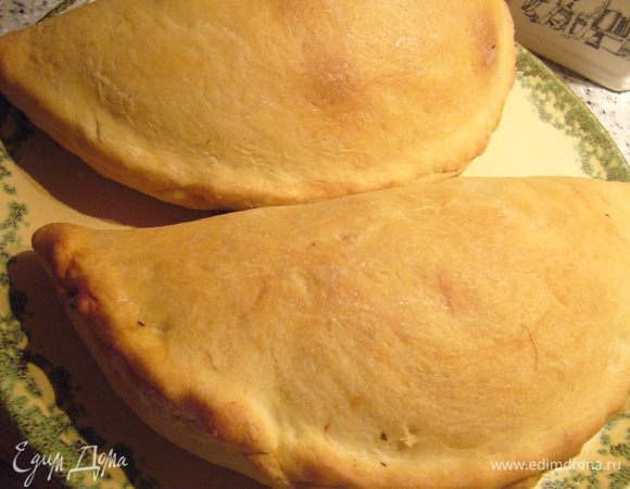 Из оставшегося теста и начинки из сыра и грибов я приготовила 2 закрытые пиццы кальцоне.