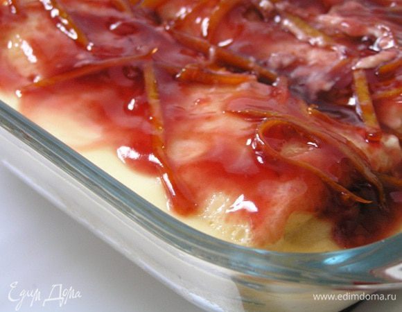 Теперь можно полить соусом все сразу прямо в форме