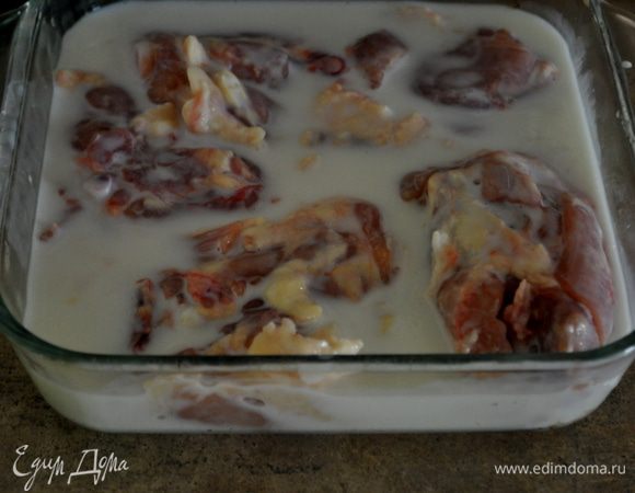 Разогреть духовку до 200гр.
Кусочки курочки помыть,промокнуть бумаж.полотенцем выложить в блюдо и залить кефиром.Поставить в холодильник на час.
Подготовить противень, сбрызнуть спреем или смазать олив.маслом./Я использую фольгу/.