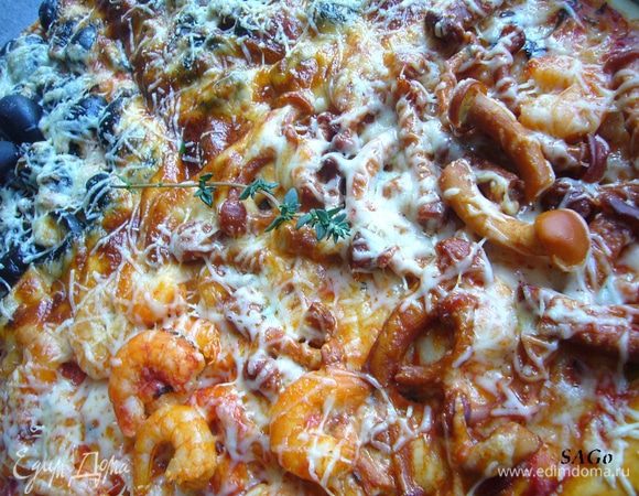 Ставим пиццу в прогретую до 250 гр духовку на 15-20 мин. Через указанное время достаём, присыпаем пармезаном запекаем ещё 5 мин. На горячую пиццу выкладываем пару веточек свежего тимьяна для аромата.