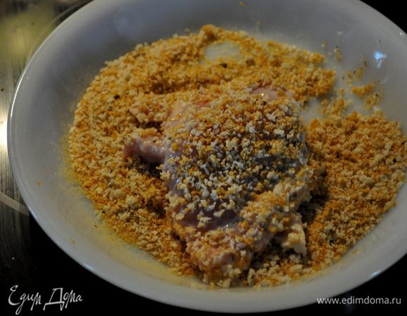 Смешать в блюде кукурузные хлопья и все перечислен.специи.Кусочек курицы стряхнуть от кефира и обмакнуть в эту смесь со всех сторон, выкладывать на противень.И так с каждым кусочкем.