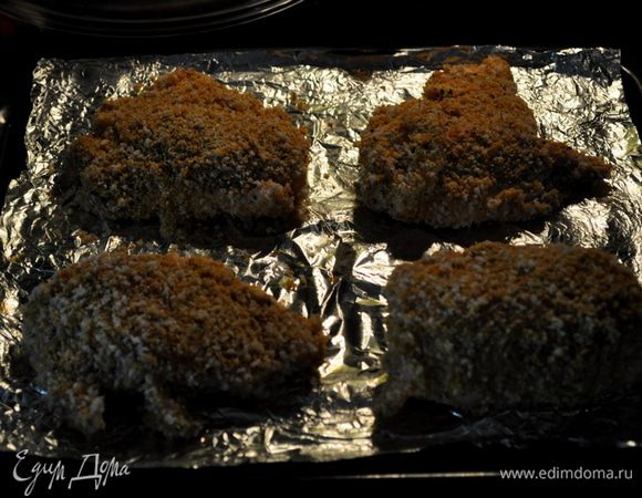 Все кусочки на противне слегка сбрызнуть спреем или олив.маслом.
Готовить примерно 45-50мин., переворачивая.Подавать с гарниром.