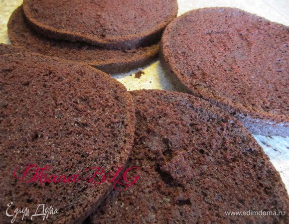 Каждый бисквит разрезать на 3-4 коржа.