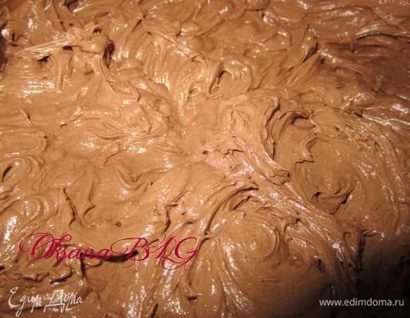 Приготовить ганаш. Сливки или сметану довести до кипения, добавить шоколад. Снять с огня перемешевать, чтобы растаял шоколад. Добавить масло. Перемешать. Охладить. Часть крема оставить для покрытия тортика. Остальной крем взбить.