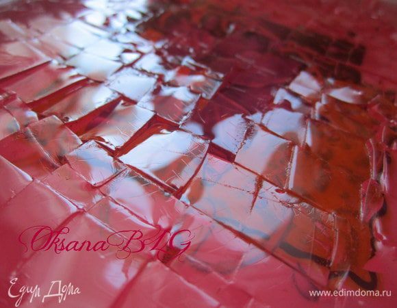 Клубничное желе приготовить согласно инструкции, но лучше взять на 50-100 мл меньше воды. залить в форму, остудить и порезать кубиками.