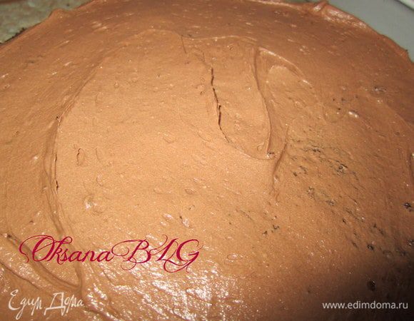 Собрать торт. на низ торта идут коржи из большей формы, на верх меньшей.На корж нанести ганаш.