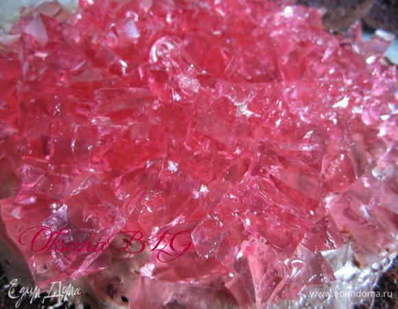 Выложить часть желе. Следующий корж намазать ганашом и выложить вниз кремом на кубики желе. Так собрать весь торт чередуя прослойки крема, просто ганаш и ганаш с прослойкой желе.