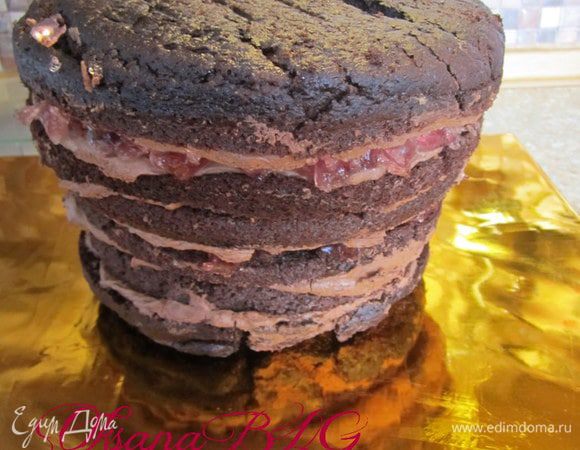 После охлаждения тортик немного обрезать, придавая конусную форму. Потом перевернуть.