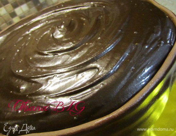 Залить помадку на верх торта.