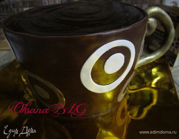 На капельку шоколада прикрепить ручку на торт. Для уверенности, ручку можно закрепить зубочисткой.