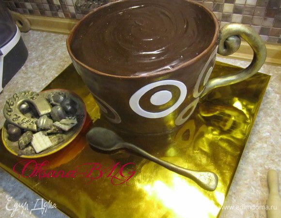 Добавить ложечку и блюдце с конфетками.