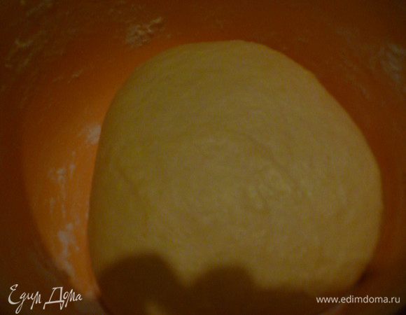 Подготовить опару: в разогретое до 40 градусов молоко добавить дрожжи, сахар и половину просеянной с солью муки. хорошо промешайте и оставьте в теплом месте на час. 