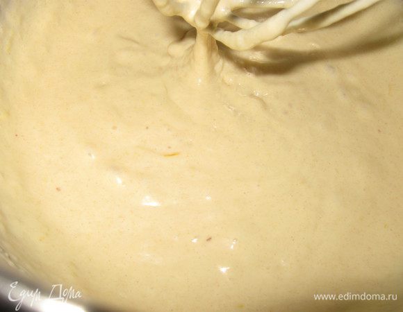 Смешать все ингридиенты теста, кроме мака и вишни.