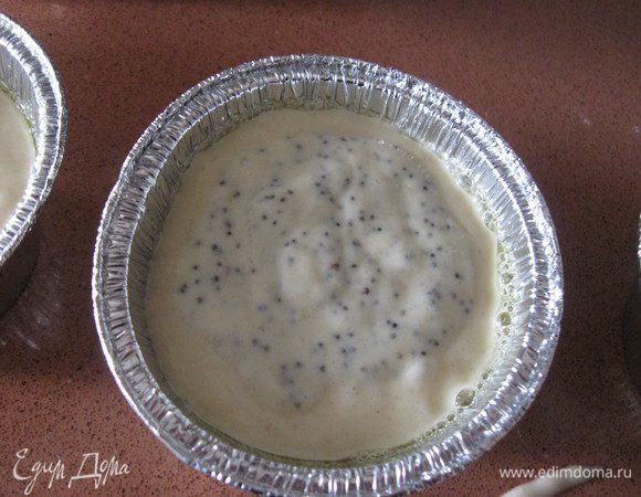 1/3 часть теста смешать с маком. Светлое тесто выложить в форму. 
Положить на него тесто с маком.