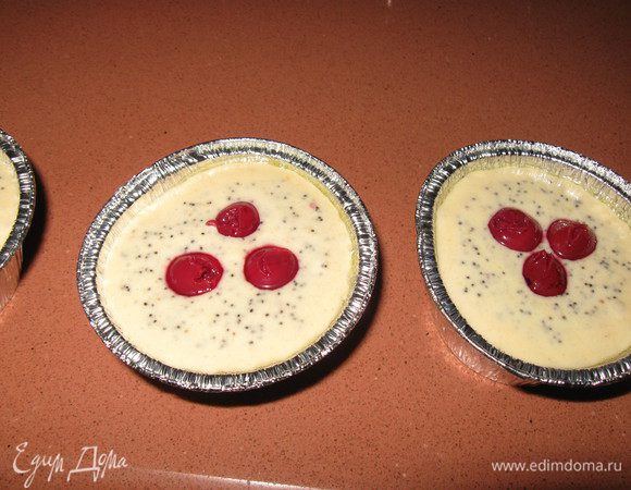  Вишню выложить на тесто и слегка прижать. 