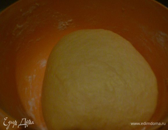 После добавьте в опару размягченное сливочное масло, жестки, яйцо и оставщуюся муку (яйцо должно быть не из холодильника, а комнатной температуры). Тщательно вымесите тесто руками - оно должно быть блестящим, гладким и не прилипать к рукам. Дайте тесту подойте час в теплом месте. Подошедшее тесто обомните руками, дайте постоять еще полчаса-час. 