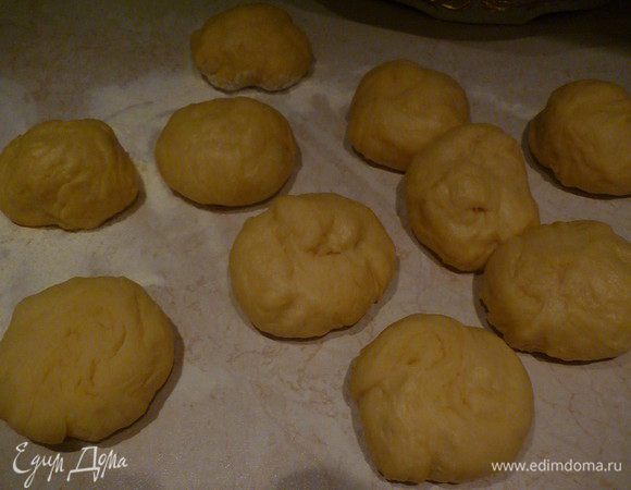 Готовое тесто разделить на 10 равных шариков. 