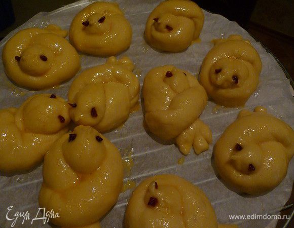 Разогреть духовку до 200 градусов. Смажьте поверхность теста взбитым с сахаром яйцом. Выпекать жаворонков 15-20 минут до золотистого цвета.  