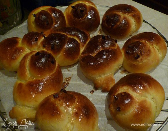 Готовых жаворонков смажьте кусочком сливочного масла. снимите с противня, накройте полотенцем и дайте отдохнуть 10-15 минут.
