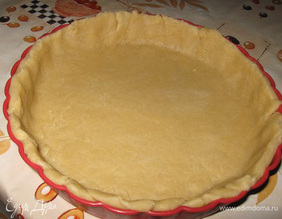 Охлажденное тесто раскатать,выложить в форму для запекания и равномерно распределить по дну и стенкам формы.