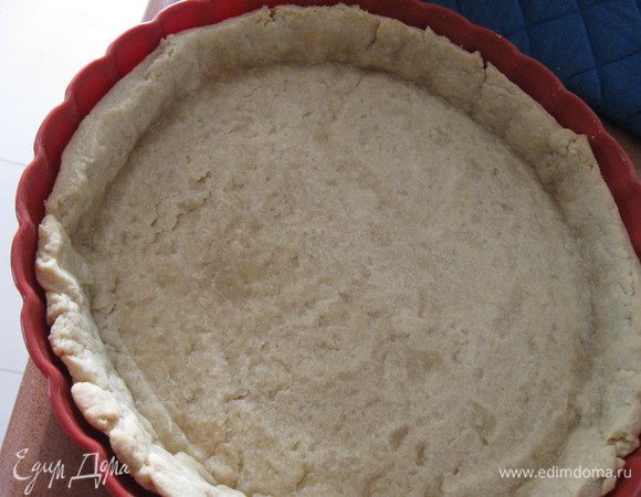 Выпекать песочную основу для пирога 20 минут при 200°C.