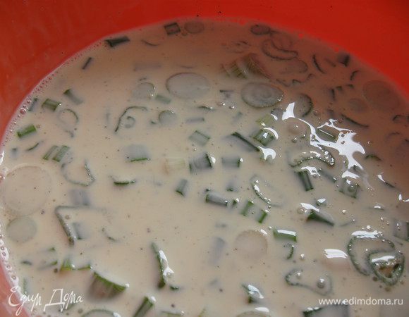 Для заливки взбить яйца со сливками и добавить зеленый лук