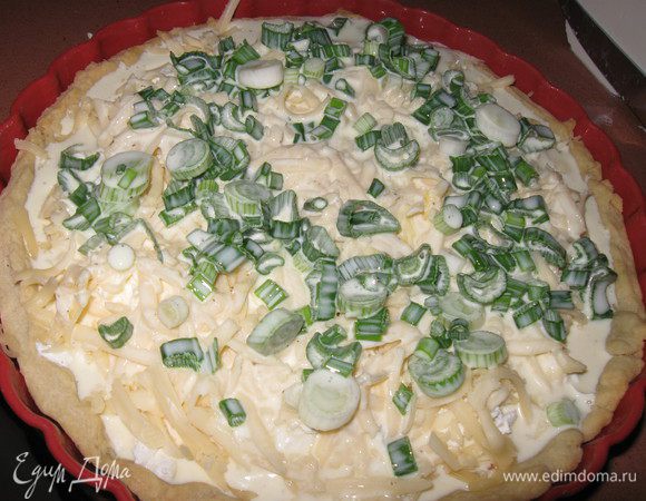 Залить пирог подготовленной заливкой 