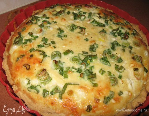 Запекать ~30-40 минут (возможно, немного больше или меньше по времени) при температуре ~180°C. За это время заливка должна загустеть и стать упругой.