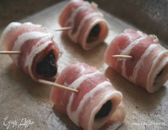 Нафаршируйте сливы сыром типа Пармезан, заверните их в тонкие кусочки бекона.
Скрепите бекон деревянными зубочистками и жарьте 15-20 минут в духовке или на гриле поворачивая в разные стороны.
