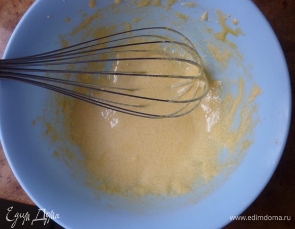 Желтки отделите от белков. Желтки разтереть с половиной сахара до белой пены. Оставшийся сахар разтереть с разбухшей манной крупой и смешать с растертыми желтками.