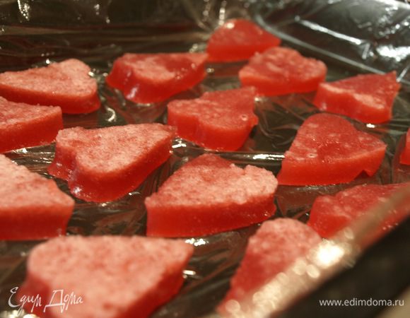 Тем временем достаем малиновое желе, вырезаем сердечки, и выкладываем обратно на противень, заливаем остывшей сгущёнкой. Убираем назад в холодильник на 2-4 часа.