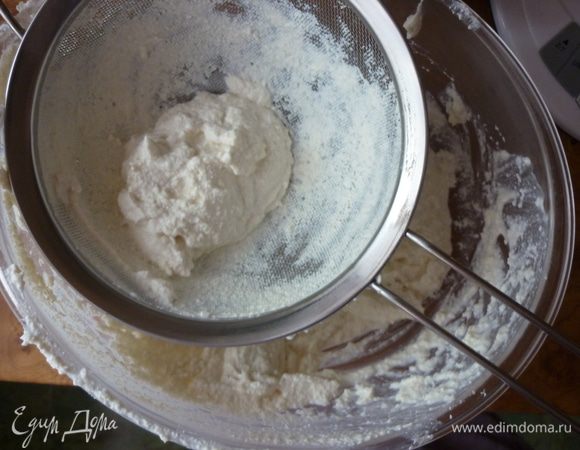 Творог развести с 3/4 молока. Творог протереть через сито (заодно можно сделать себе маску для лица - очень полезно:)). Полученная творожная масса должна быть похожа на густую сметану. Если нужно, добавить больше молока.