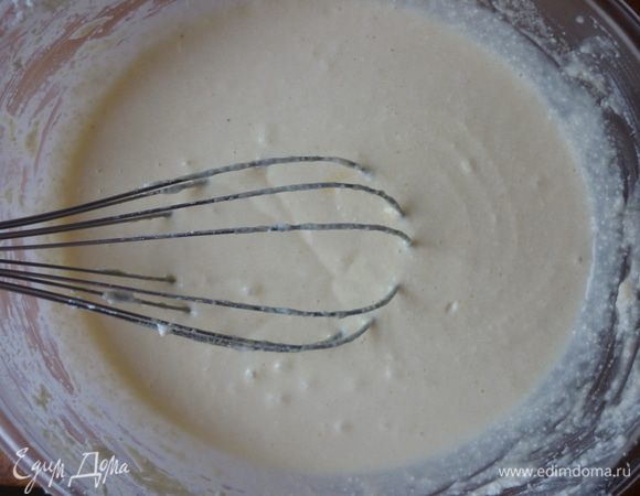 Соединить творог с желтково-манной массой, добавить ванилин, хорошо вымешать.