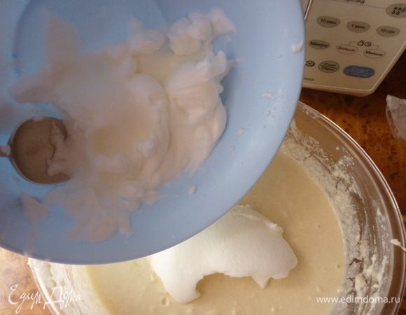 Яичные белки взбить с щепоткой соли в крутую пену, добавить в тесто, перемешивая осторожными движениями сверху вниз.